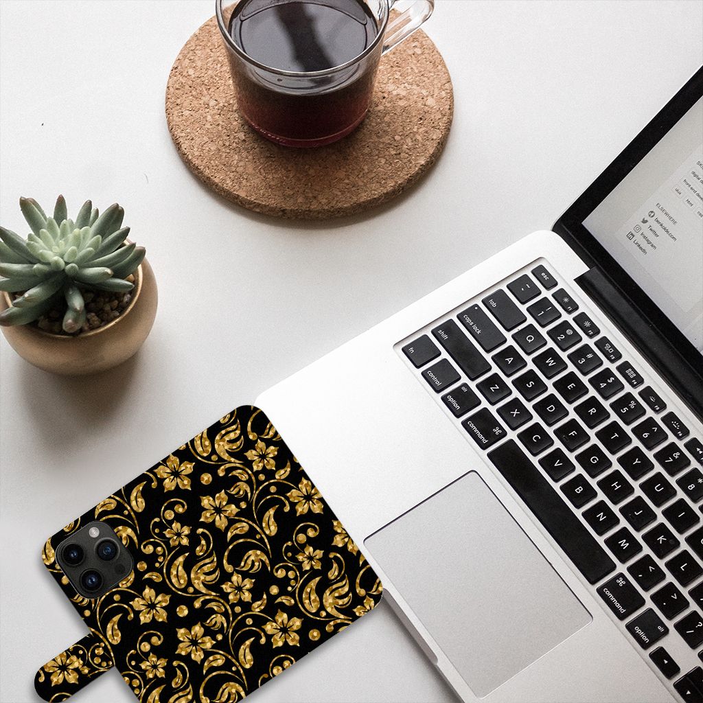 iPhone 15 Pro Hoesje Gouden Bloemen op bureau met laptop en plantje zwart-gouden design 🌼
