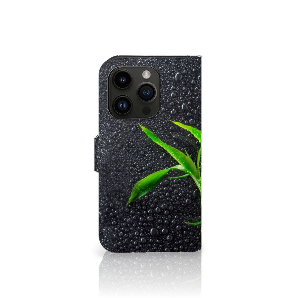 iPhone 15 Pro Hoesje Orchidee met trendy design en groene bladeren, ideaal voor bescherming en stijl. 🌿