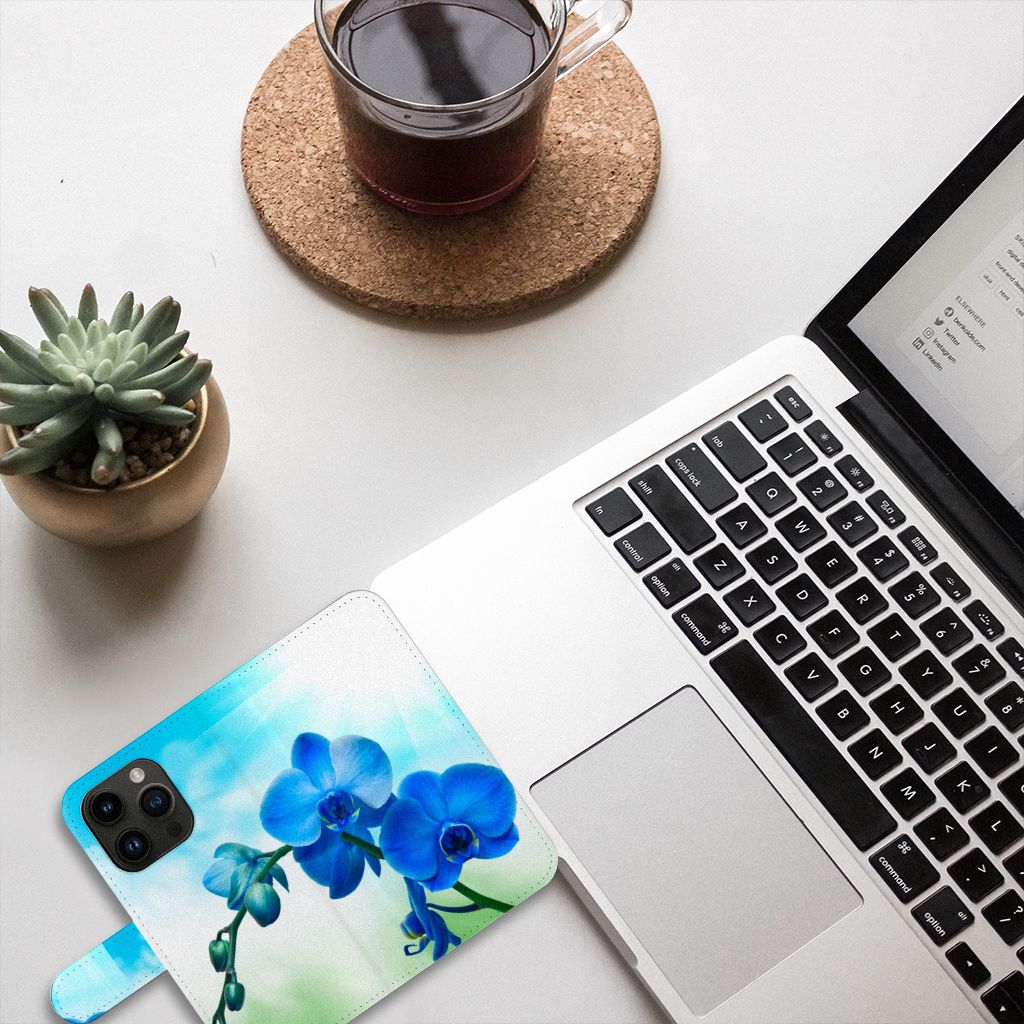 iPhone 15 Pro Hoesje Orchidee Blauw ontwerp binnenzijde met laptop en plant