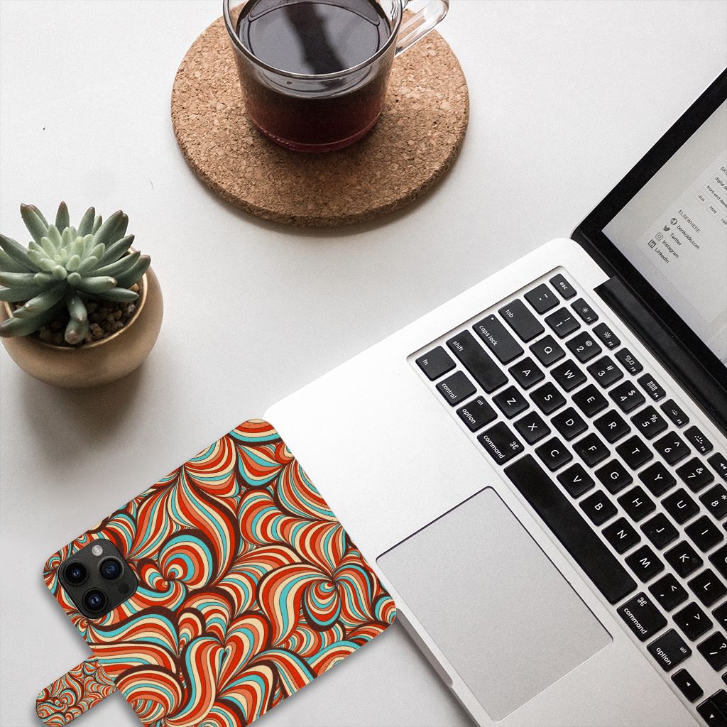 iPhone 15 Pro Hoesje Retro met kleurrijk golfpatroon op een bureau naast een laptop en een kop thee ☕.
