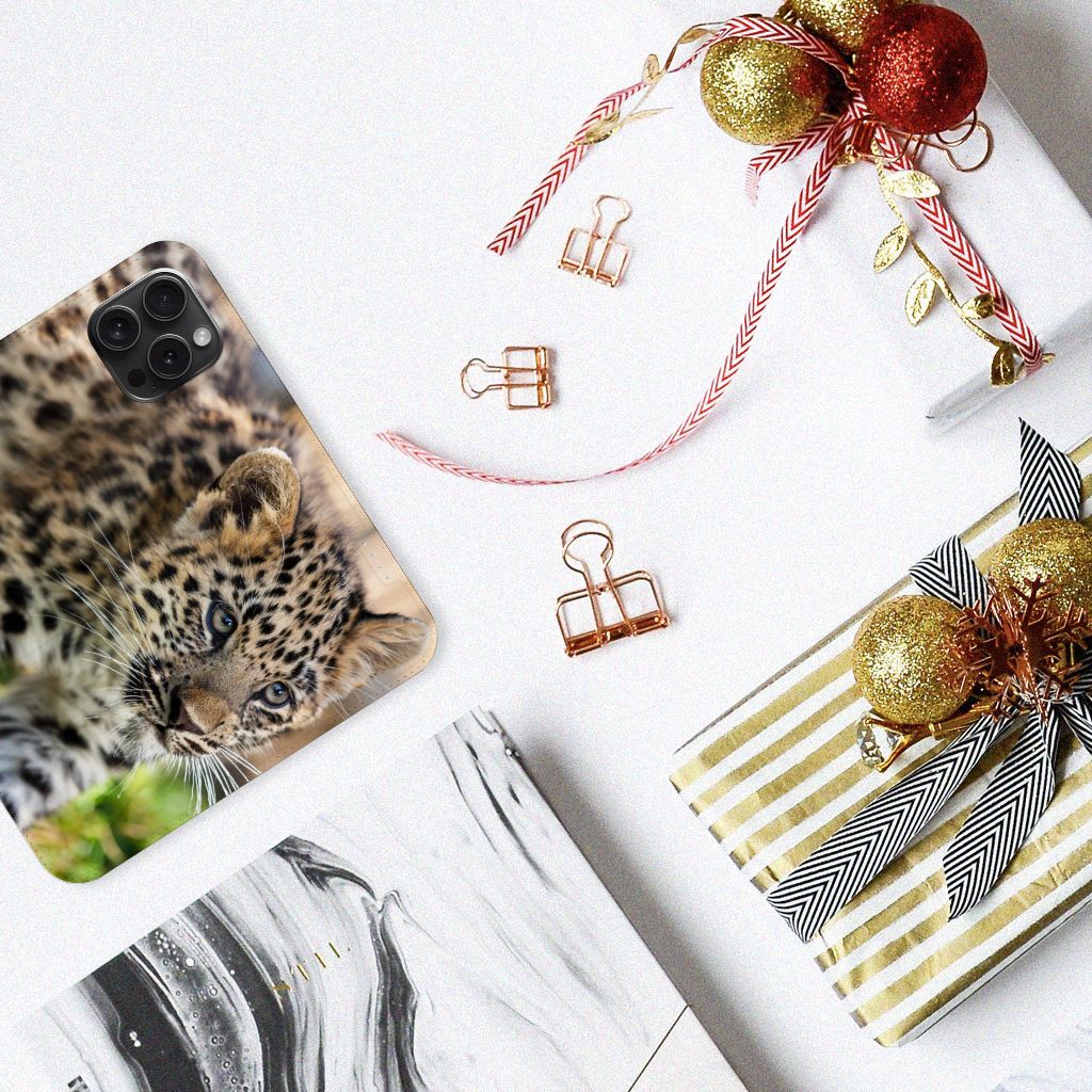 iPhone 15 Pro Hoesje maken Baby Luipaard met schattige baby luipaard en feestelijke decoraties 🎁