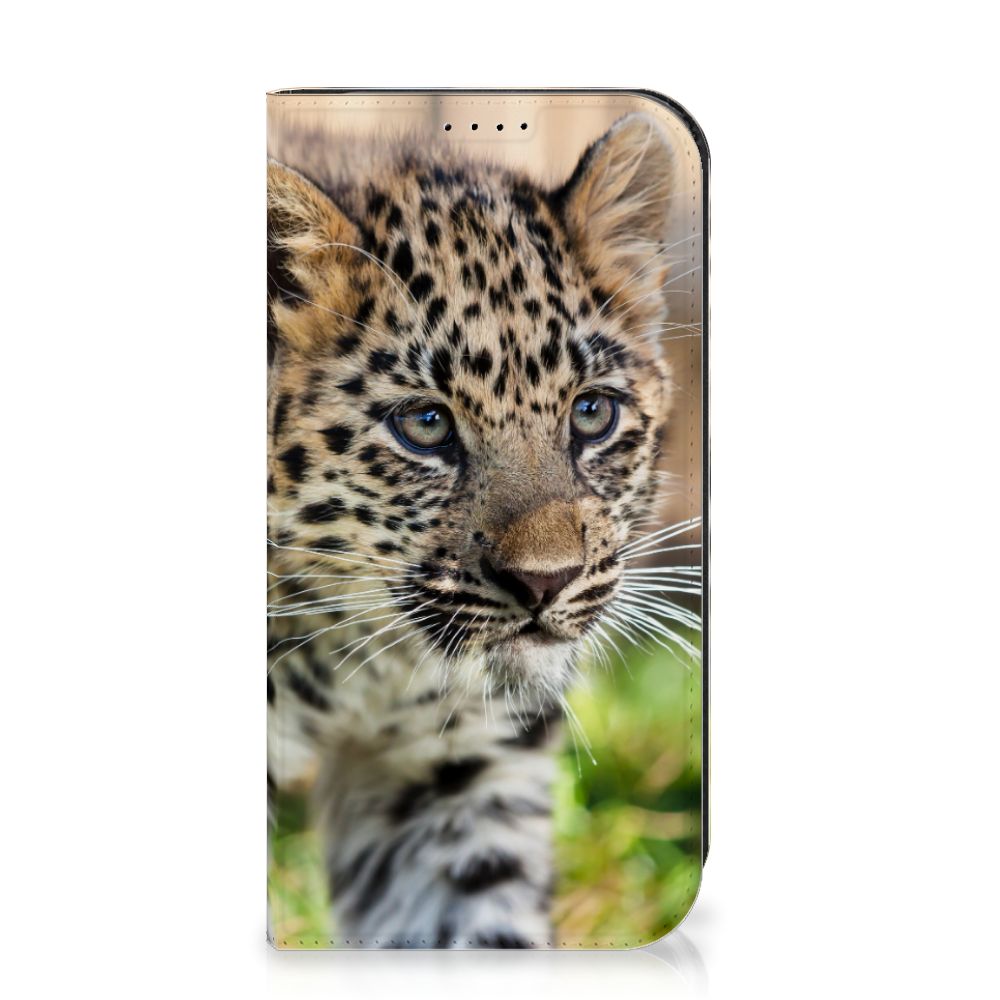 iPhone 15 Pro Hoesje maken Baby Luipaard met een schattige baby luipaard afbeelding in levendige kleuren.
