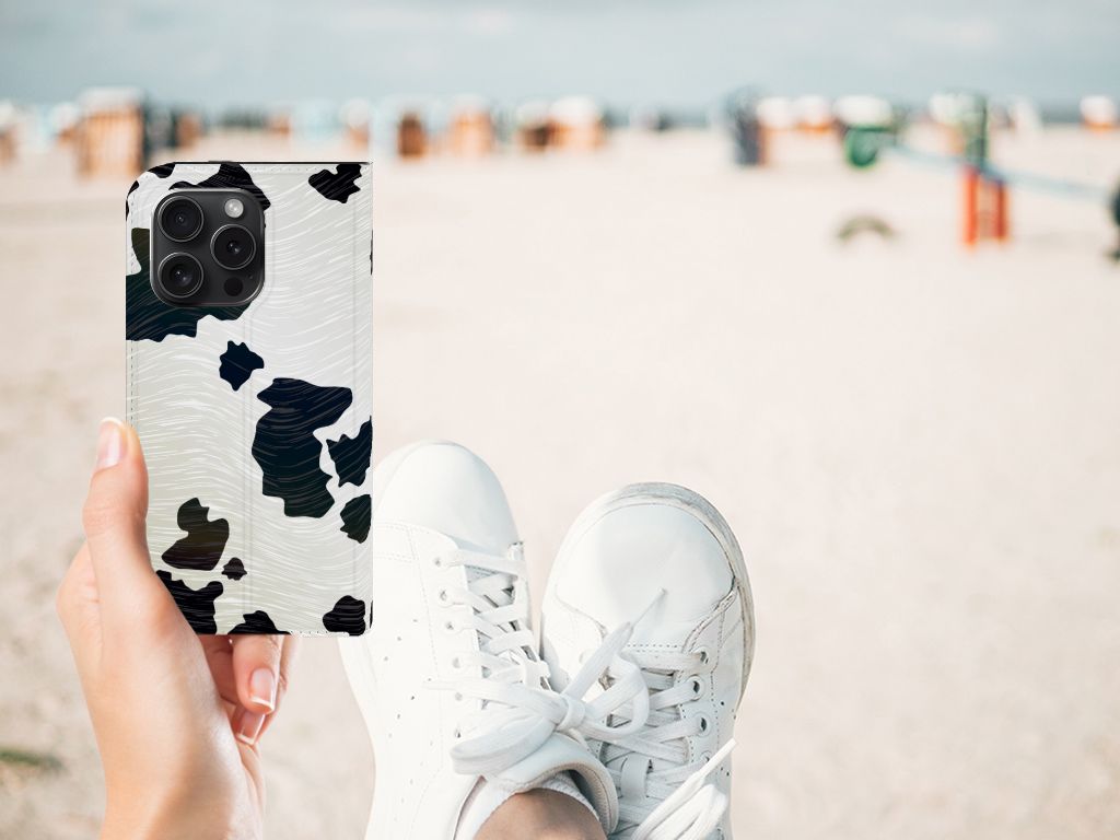 iPhone 15 Pro Hoesje maken Koeienvlekken case koeienprint hand strand