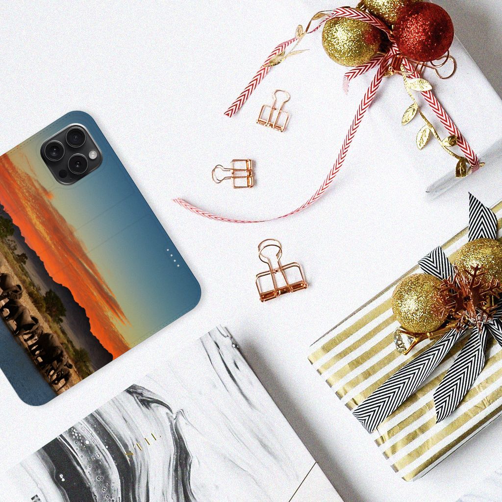 iPhone 15 Pro Hoesje maken Olifanten design met olifanten op achtergrond en kleurrijke lucht