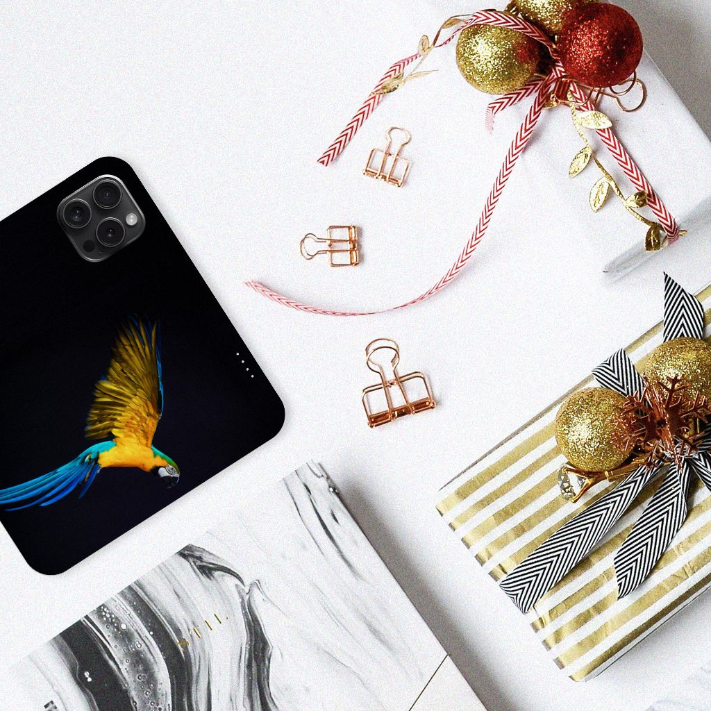 iPhone 15 Pro Hoesje maken Papegaai met kleurrijke papegaai op zwarte achtergrond en feestelijke decoraties 🎁.