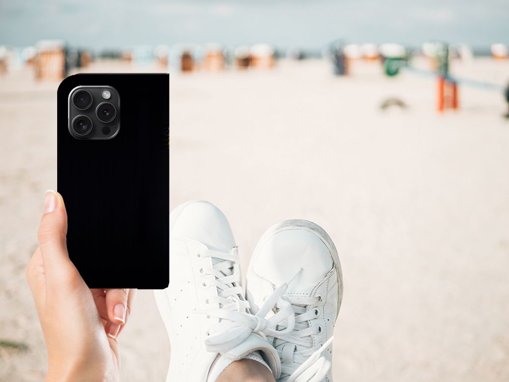 iPhone 15 Pro Hoesje maken Papegaai in hand met zwart ontwerp op strand achtergrond.