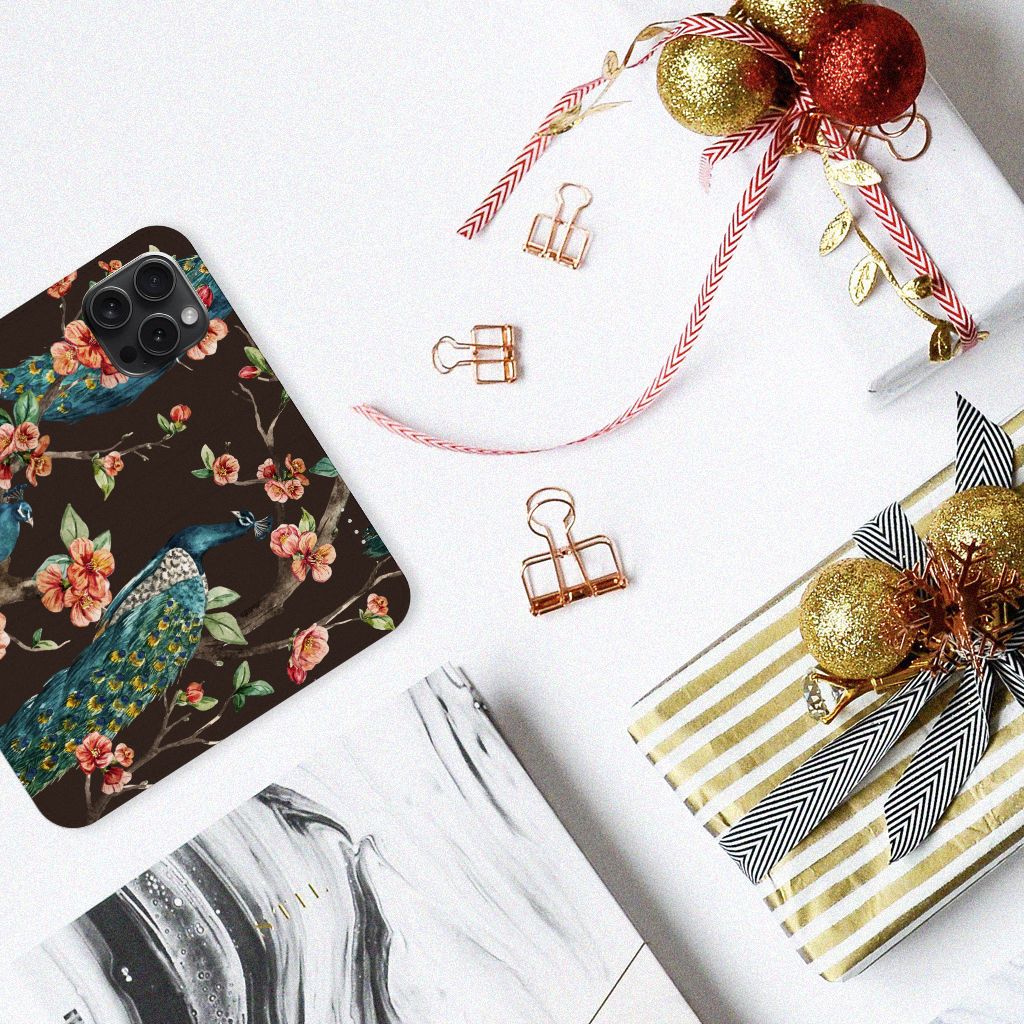 iPhone 15 Pro Hoesje maken Pauw met Bloemen, kleurrijk design met pauwen en bloemen op een tafel met feestelijke decoraties.
