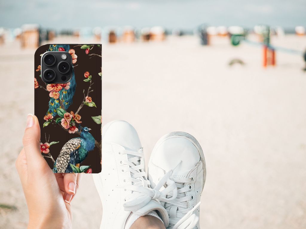 iPhone 15 Pro Hoesje maken Pauw met Bloemen in hand met sneakers op het strand. Bescherm je telefoon met stijl 🌸.