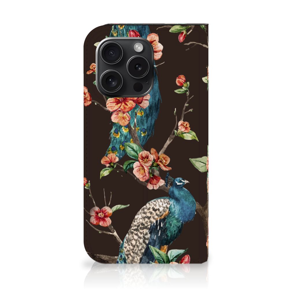 iPhone 15 Pro Hoesje maken Pauw met Bloemen, kleurrijke bloemen en pauwen op een donker achtergrond.