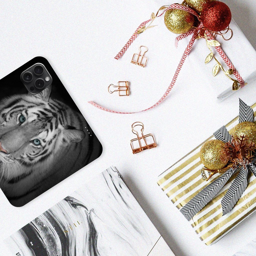 iPhone 15 Pro Hoesje maken Tijger met afbeelding van een witte tijger op een tafel met cadeaus.