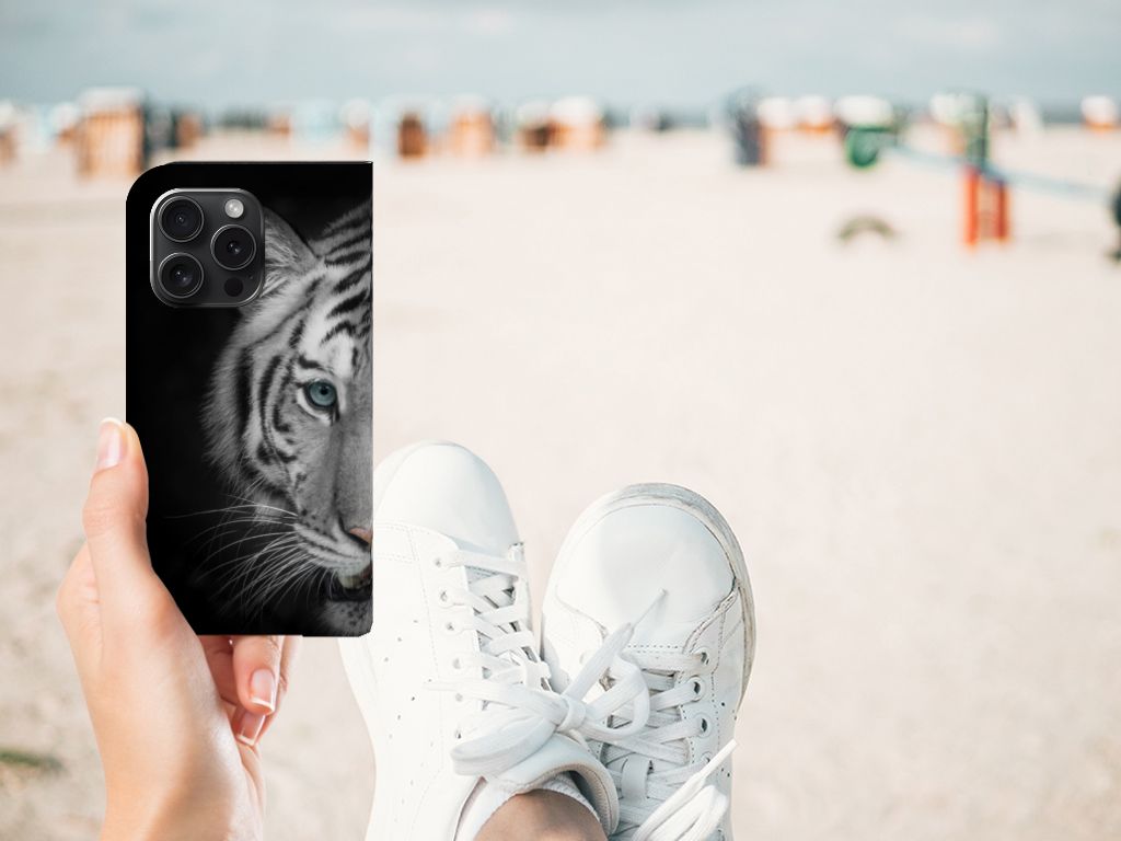 iPhone 15 Pro Hoesje maken Tijger met een indrukwekkende afbeelding van een witte tijger boven een strand.