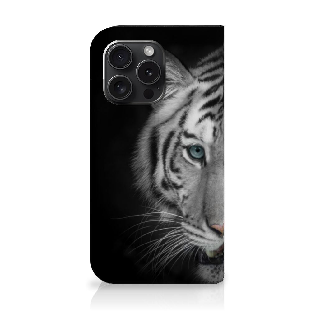 iPhone 15 Pro Hoesje maken Tijger met afbeelding van een witte tijger en een donkere achtergrond.