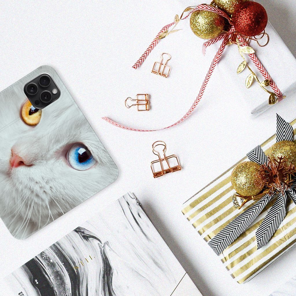 iPhone 15 Pro Hoesje maken Witte Kat met schattige ogen op een kado en feestdecoraties 🎁