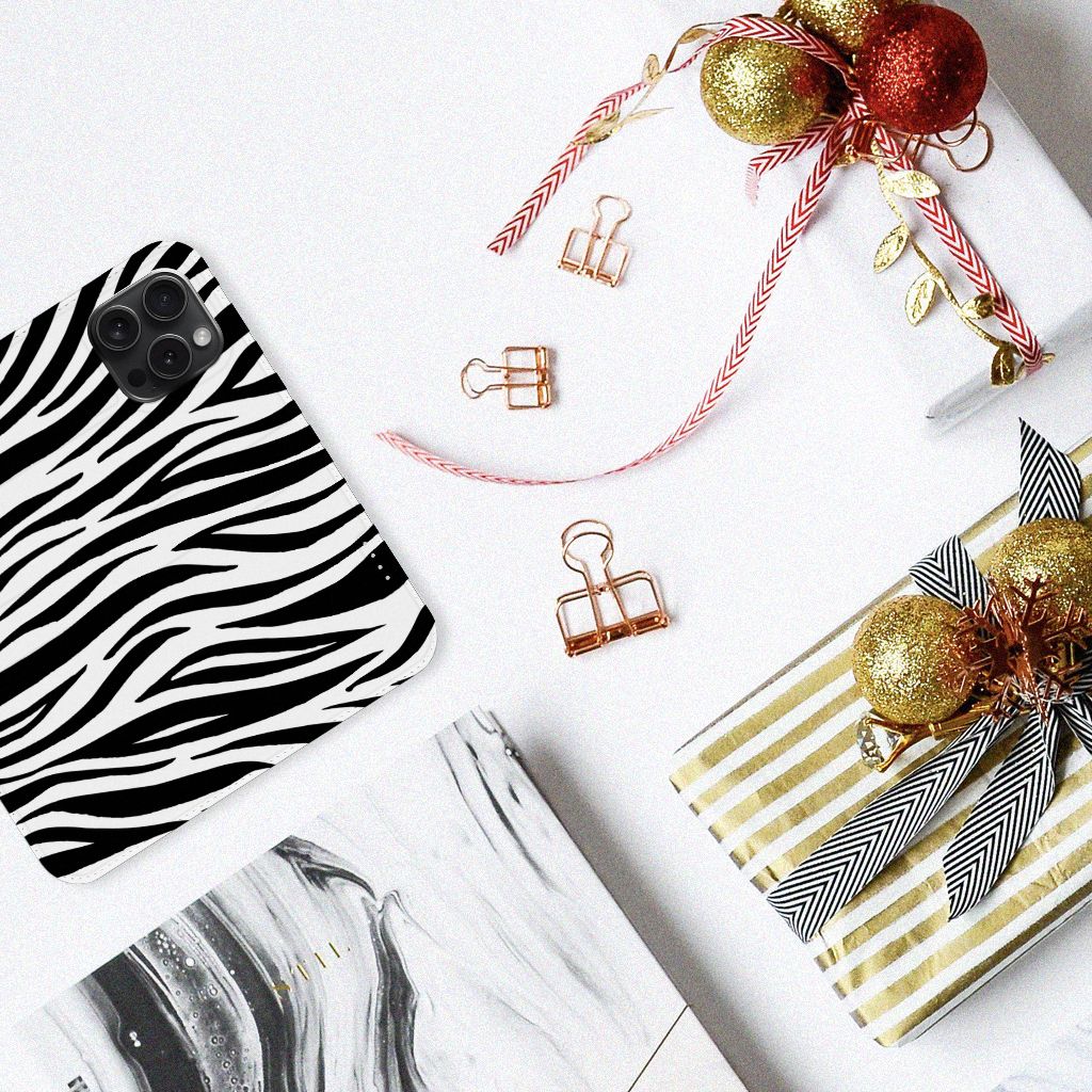 iPhone 15 Pro Hoesje maken Zebra met zwart-witte zebraprint op een tafel met kerstdecoratie 🎁