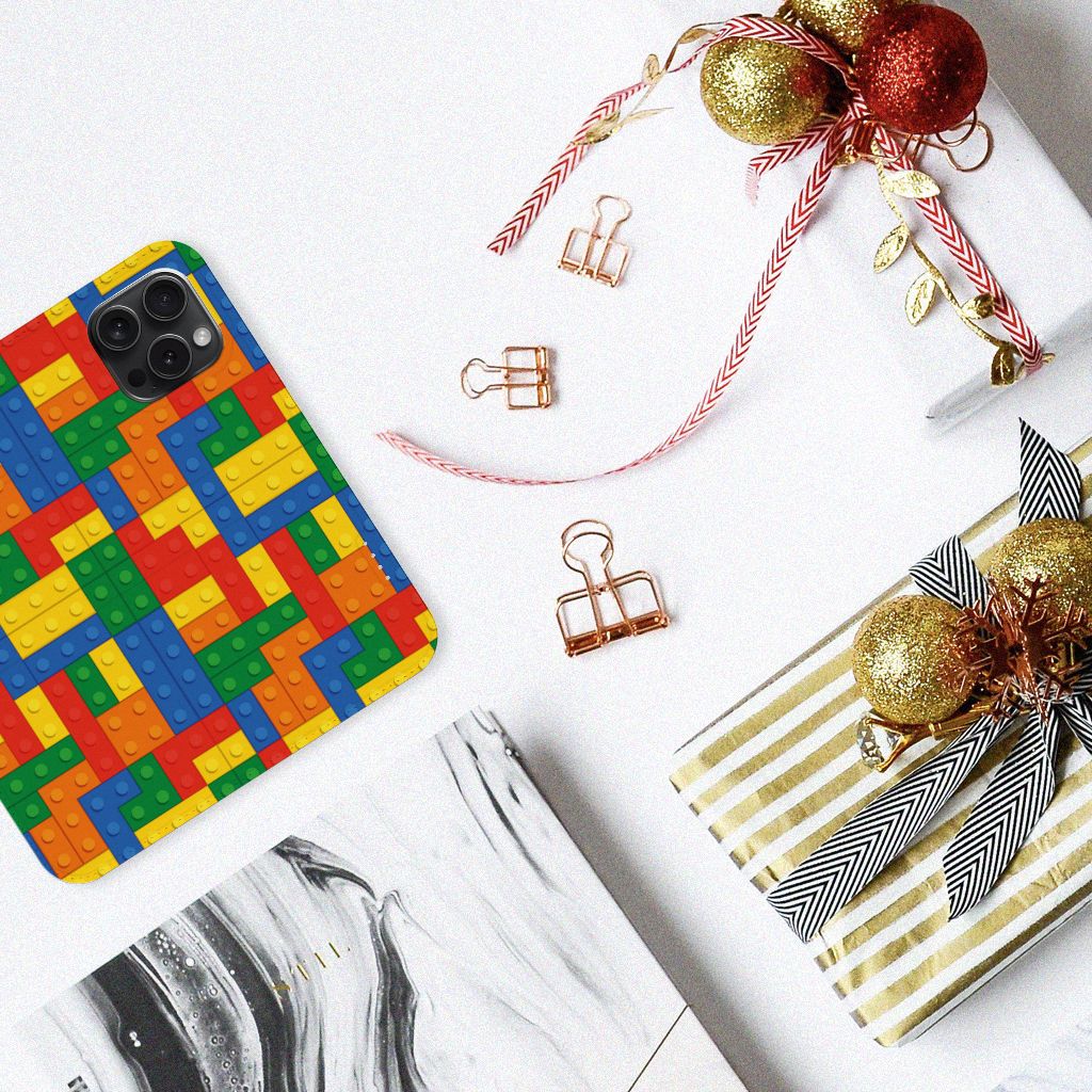 iPhone 15 Pro Hoesje met Magneet Blokken met kleurrijk blokken ontwerp op een tafel met kerstdecoratie 🎄.