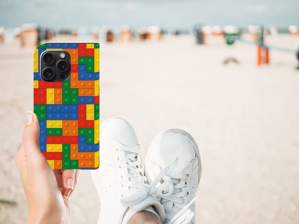 iPhone 15 Pro Hoesje met Magneet Blokken met kleurrijk Lego-ontwerp op het strand 🏖️.