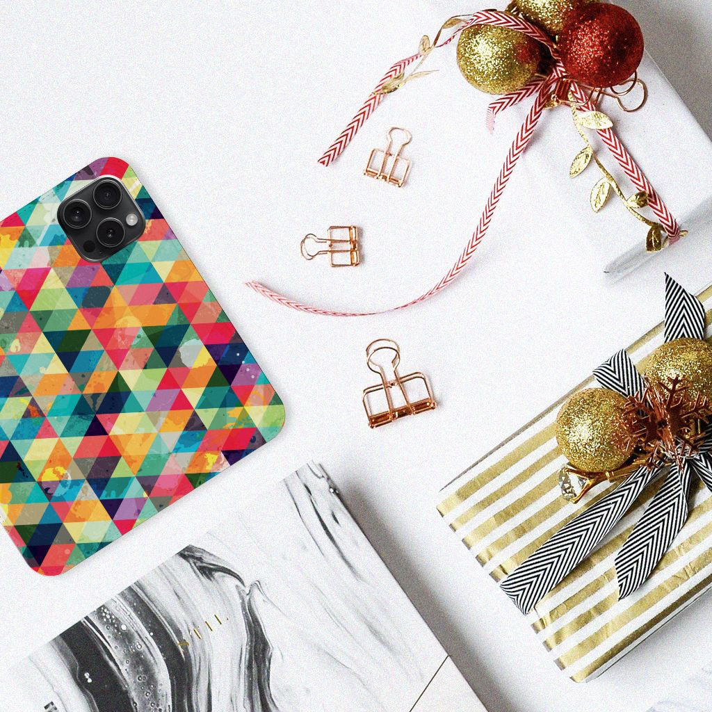 iPhone 15 Pro Hoesje met Magneet Geruit op tafel met kerstdecoraties 🎄 en cadeaus.