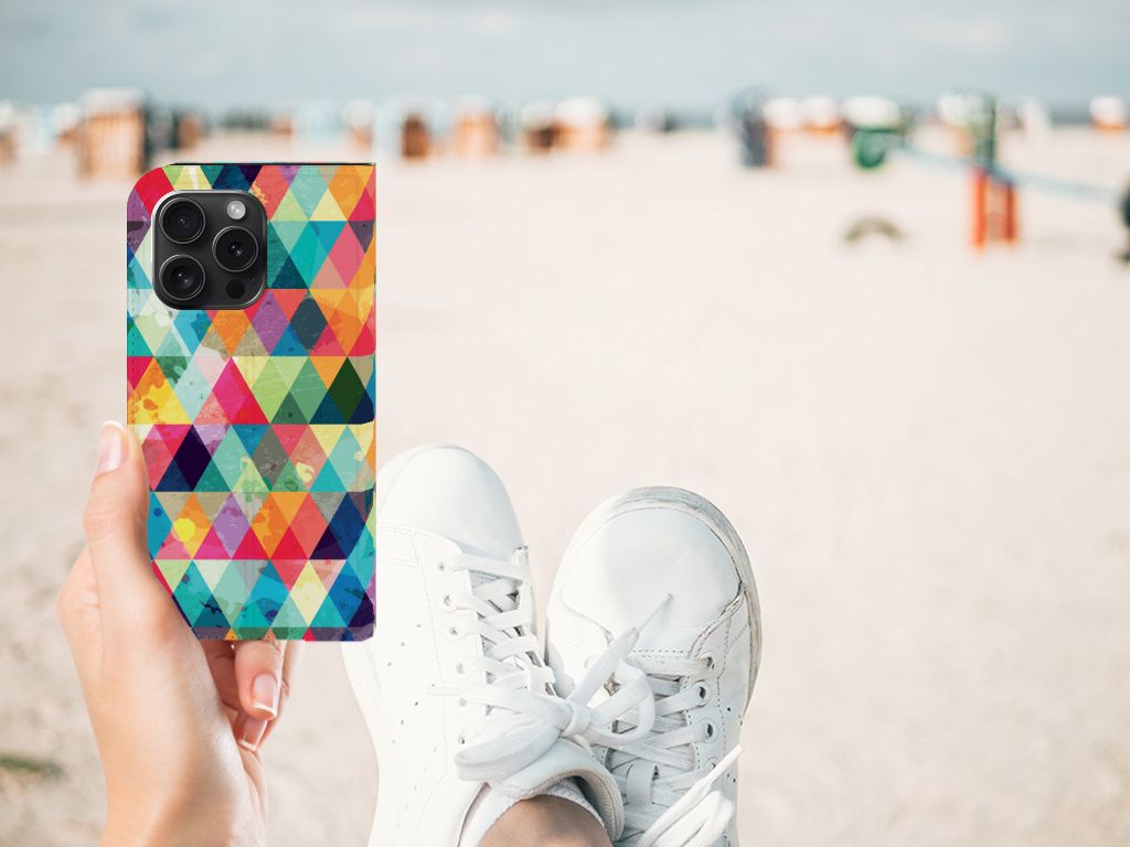 iPhone 15 Pro Hoesje met Magneet Geruit in een kleurrijk ruitpatroon aan het strand 🌈.