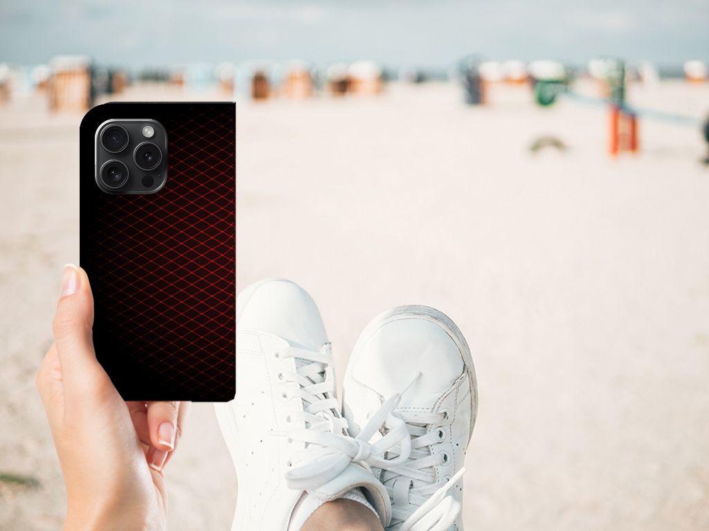 iPhone 15 Pro Hoesje met Magneet Geruit Rood op het strand met witte sneakers ernaast.