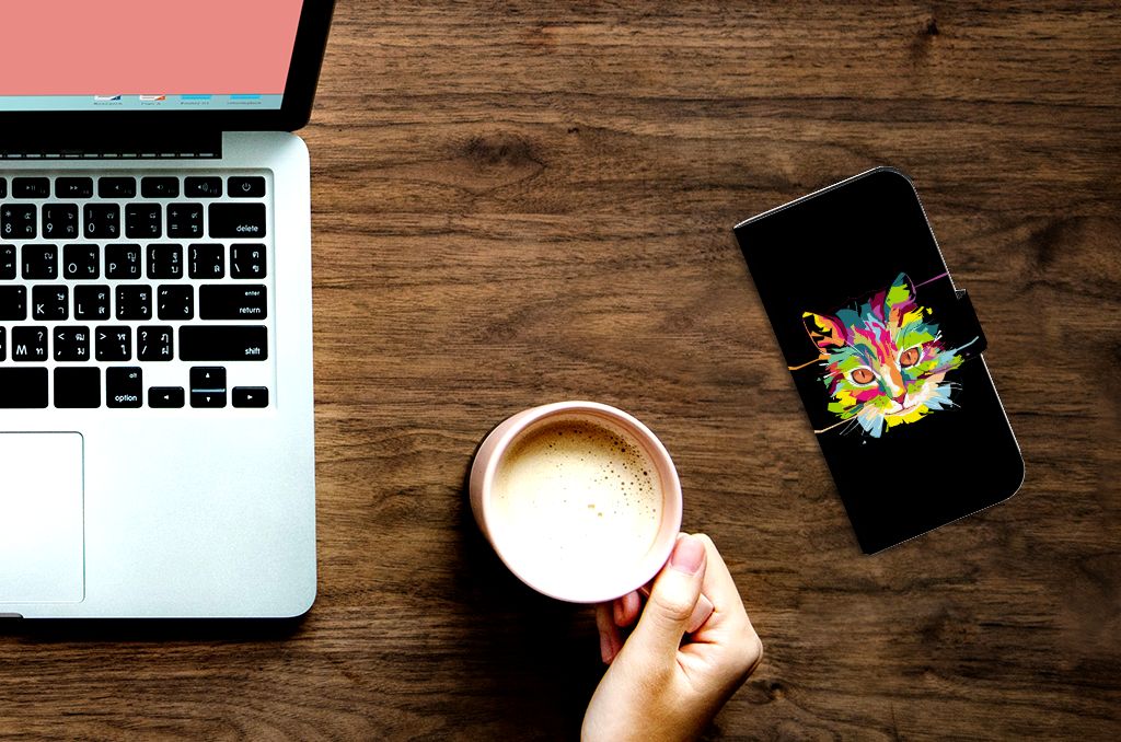 iPhone 15 Pro Leuk Hoesje Cat Color met kleurrijke kattenafbeelding op zwarte achtergrond, perfect voor kattenliefhebbers.