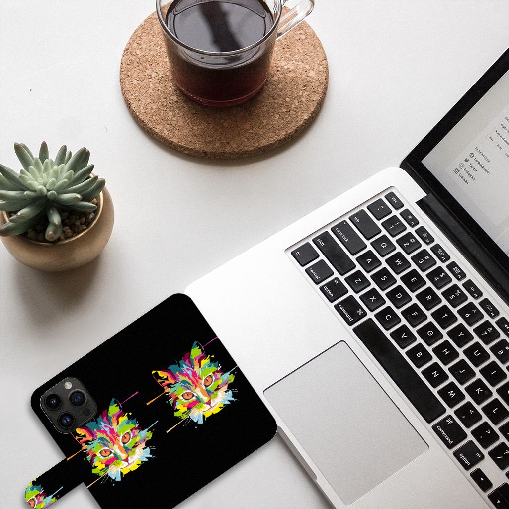 iPhone 15 Pro Leuk Hoesje Cat Color met kleurrijke kat op zwarte achtergrond, perfect voor kattenliefhebbers 🐱