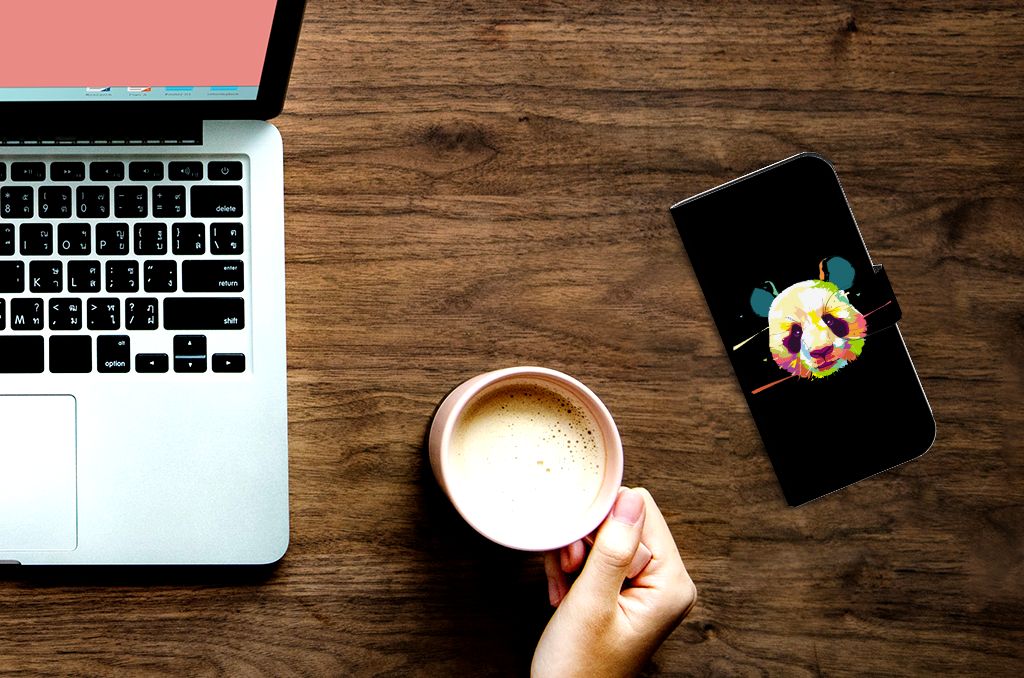 iPhone 15 Pro Leuk Hoesje Panda Color op een bureau met laptop en cadeaukoffie ☕.