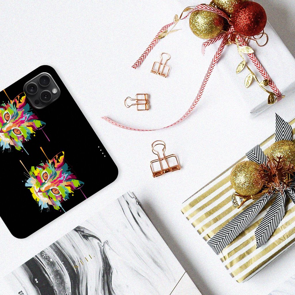 iPhone 15 Pro Magnet Case Cat Color met kleurrijk design op een tafel met cadeau's en decoraties