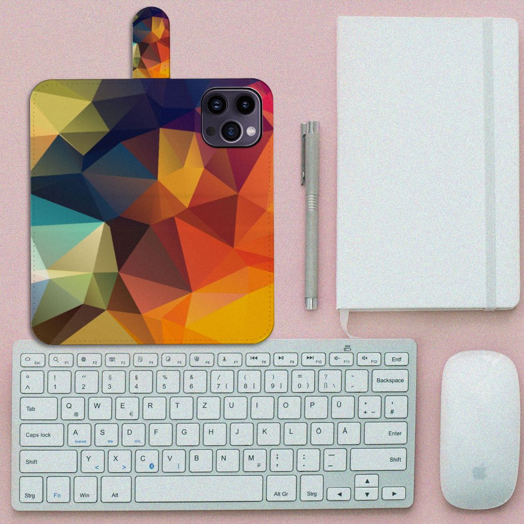 iPhone 15 Pro Max Book Case Polygon Color met kunstzinnige geometrische patronen op een bureau met toetsenbord en notitieboekje.