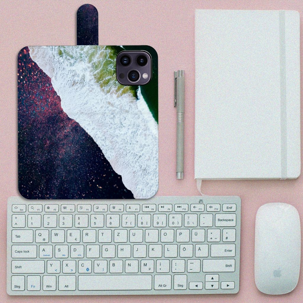 iPhone 15 Pro Max Book Case Sea in Space met abstract patroon van zee en sterren op een bureau 💫