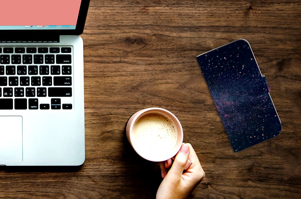 iPhone 15 Pro Max Book Case Stars met sterrenontwerp, naast laptop en koffie. Uniek en functioneel!