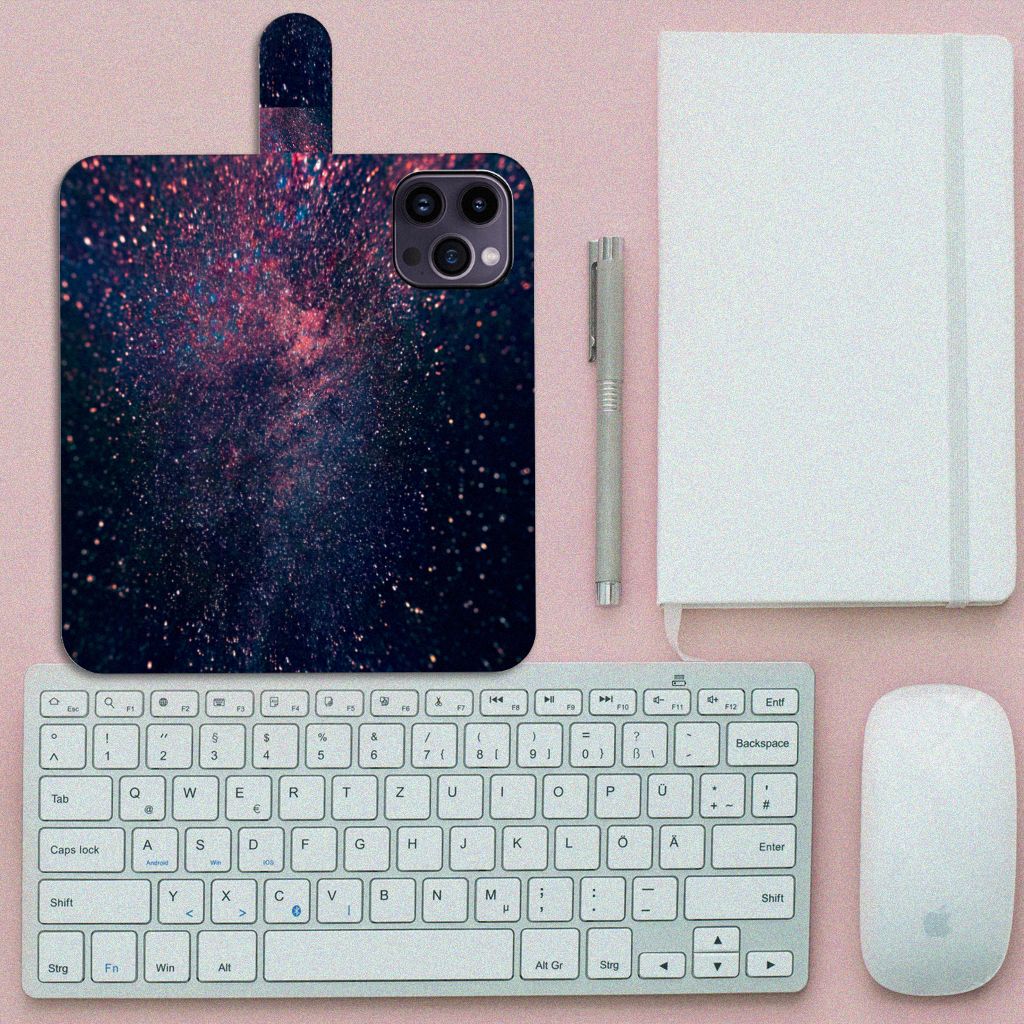 iPhone 15 Pro Max Book Case Stars met kunstzinnig sterrenontwerp op een toetsenbord in een kantooromgeving.