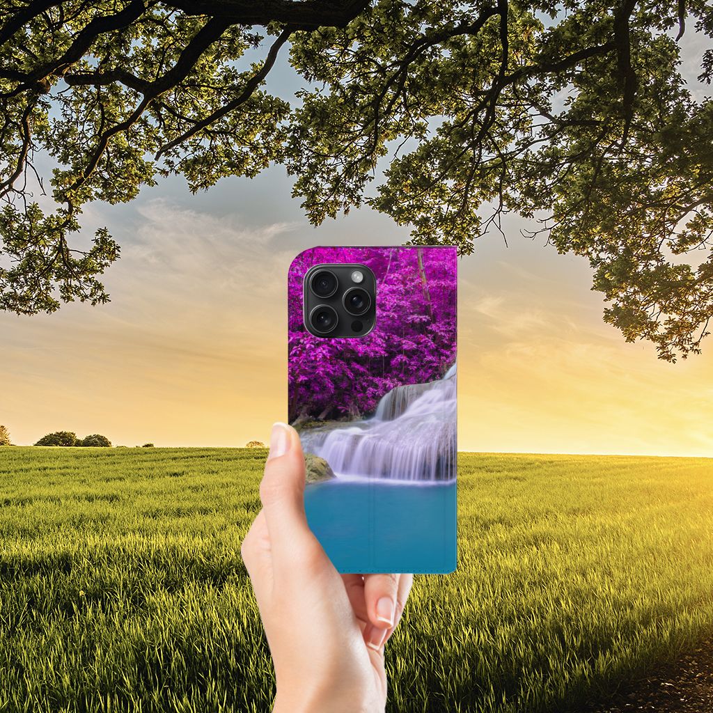 iPhone 15 Pro Max Book Cover Waterval hand zicht op waterval natuur
