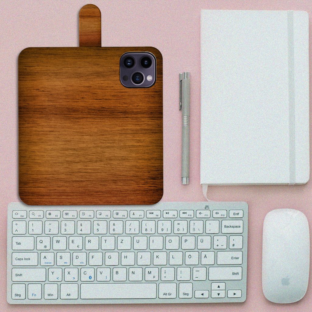 iPhone 15 Pro Max Book Style Case Donker Hout op een bureau met toetsenbord en notitieboek