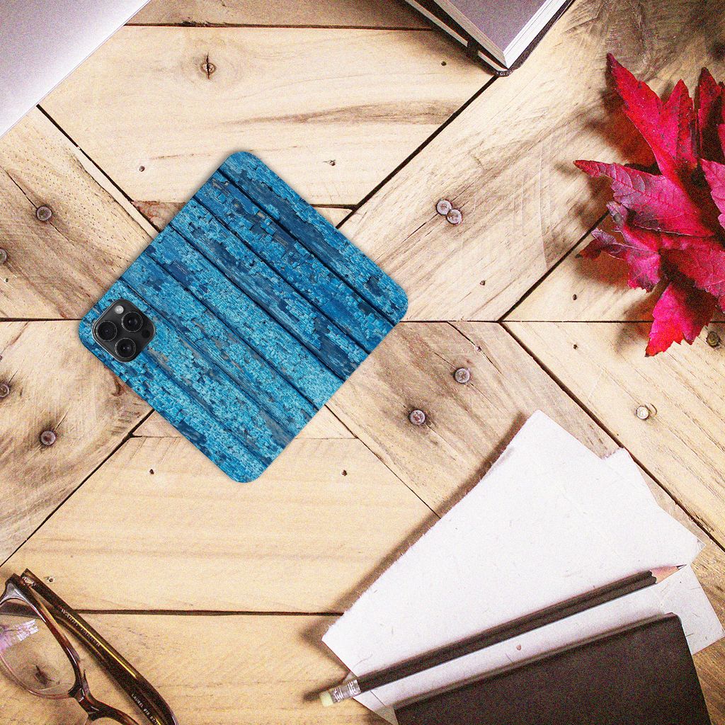iPhone 15 Pro Max Book Wallet Case Wood Blue op een houten tafel, met afgebladderd blauw hout design 🪵.