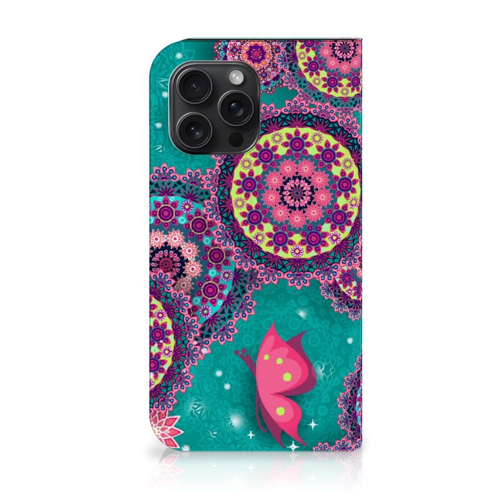 iPhone 15 Pro Max Bookcase Cirkels en Vlinders met kleurrijke cirkels en een vlinder 🦋.