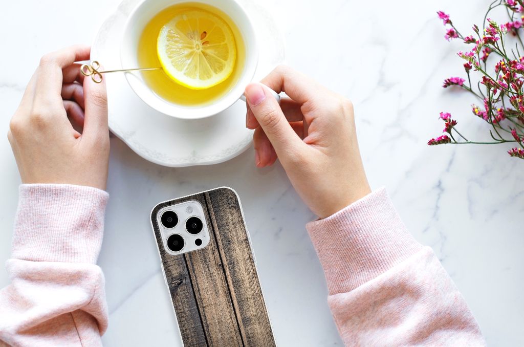 iPhone 15 Pro Max Bumper Hoesje Steigerhout met handen die een kopje citroenthee vasthouden.