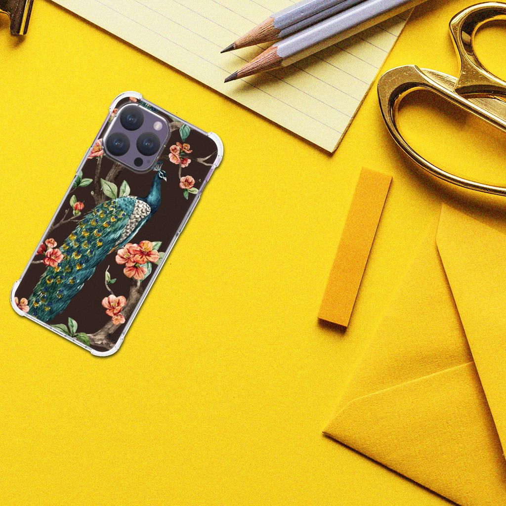 iPhone 15 Pro Max Case Anti-shock Pauw met Bloemen op een gele achtergrond met pennen en schaar