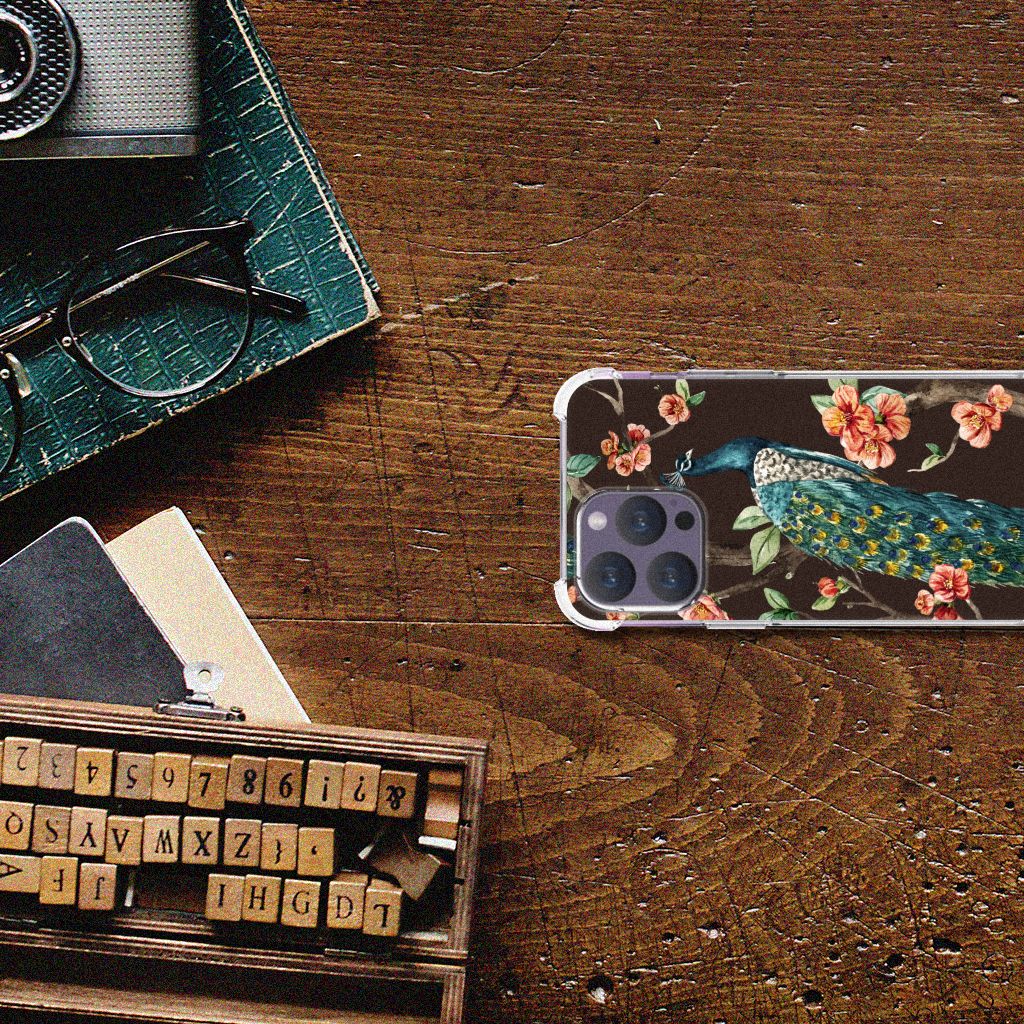 iPhone 15 Pro Max Case Anti-shock Pauw met Bloemen bovenaanzicht op houten tafel met vintage camera en notitieboekje