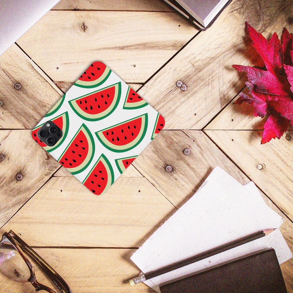 iPhone 15 Pro Max Flip Style Cover Watermelons met kleurrijk watermeloenen design 🍉 op houten tafel