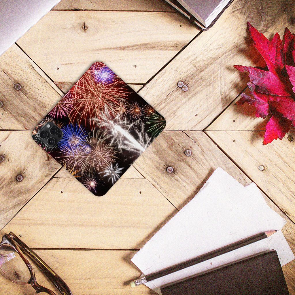 iPhone 15 Pro Max Hippe Standcase Vuurwerk met kleurrijke siervuurwerkprint 🎆 op een houten tafel.