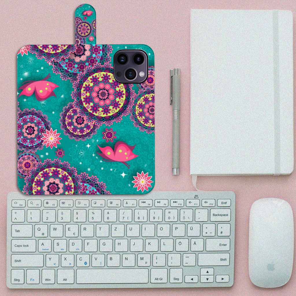 iPhone 15 Pro Max Hoesje Cirkels en Vlinders met kleurrijk design, vlinders en mandala-cirkels op een bureau.