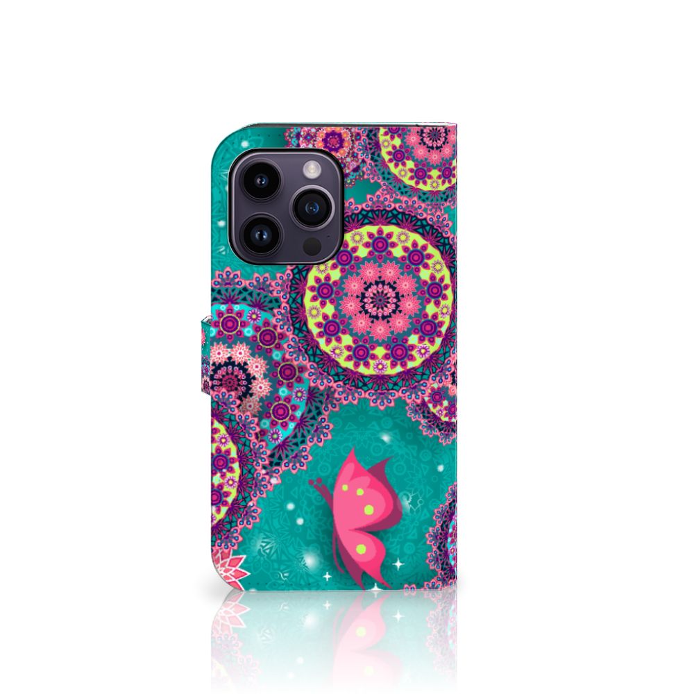 iPhone 15 Pro Max Hoesje Cirkels en Vlinders met kleurrijke mandala's en vlinders 🦋.