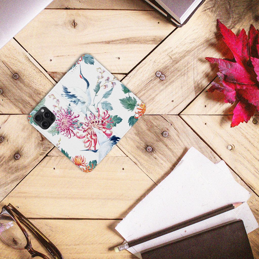 iPhone 15 Pro Max Hoesje maken Bird Flowers design met ooievaars en bloemen op houten ondergrond 🌸