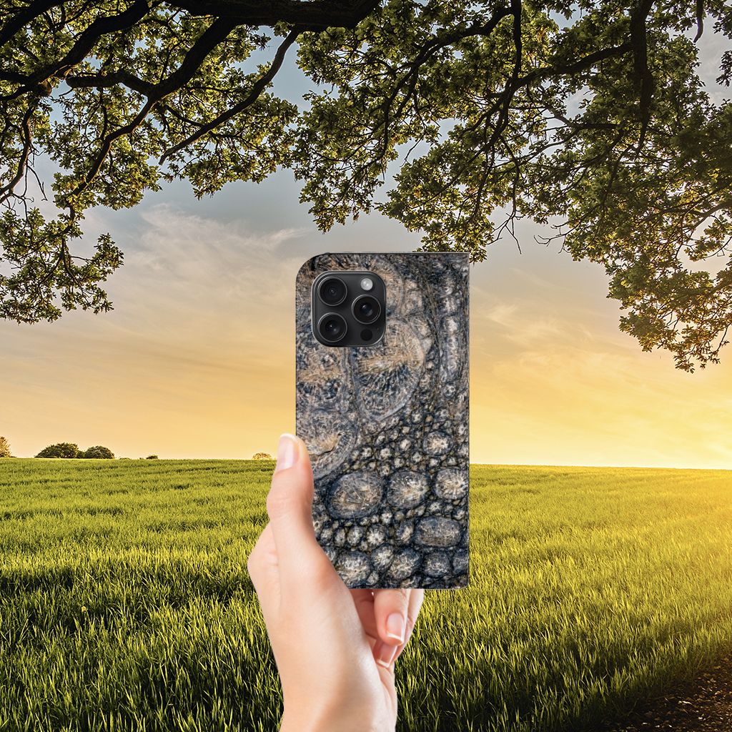 iPhone 15 Pro Max Hoesje maken Krokodillenprint tegen een prachtige zonsondergang in het veld.