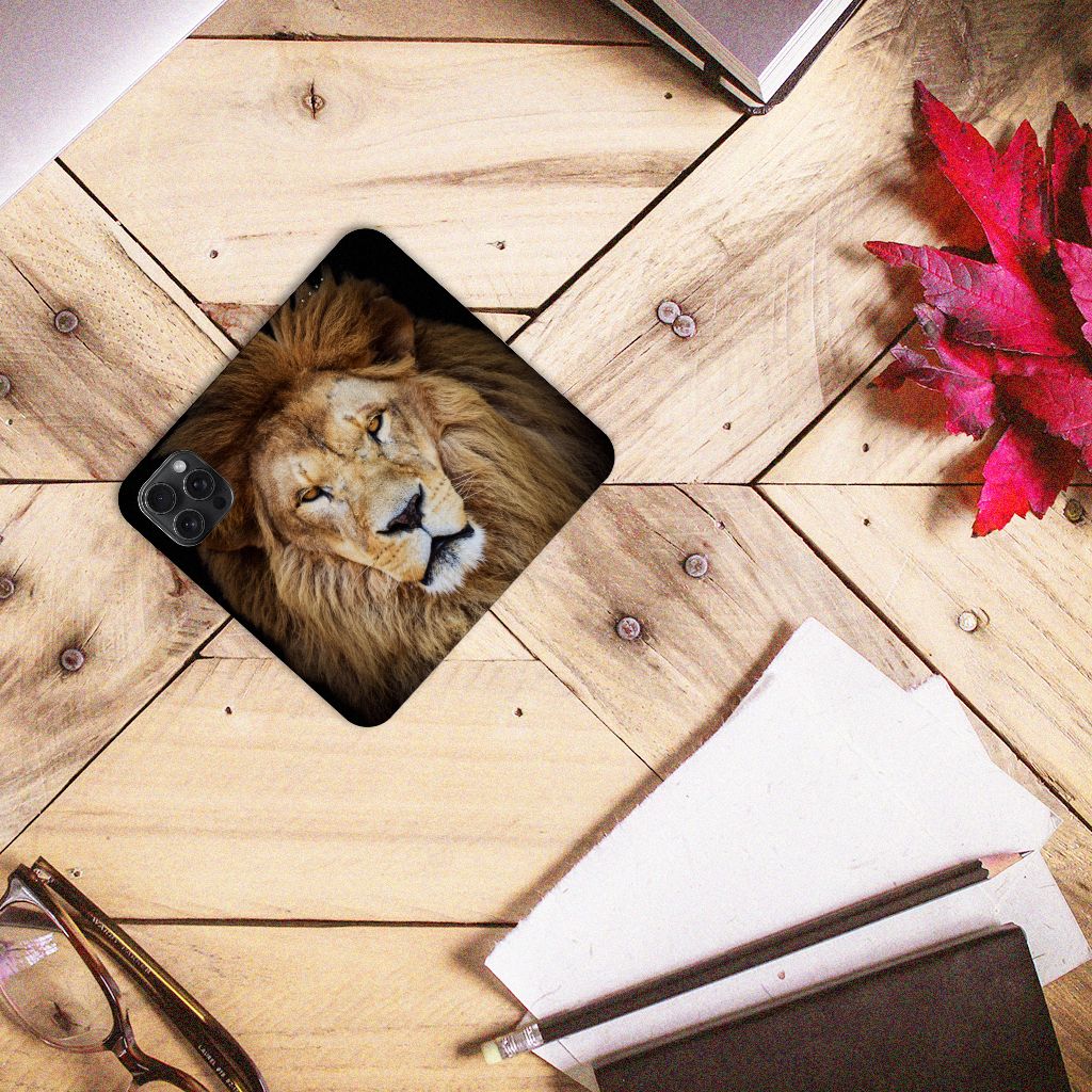 iPhone 15 Pro Max Hoesje maken Leeuw met een indrukwekkende leeuw op een houten tafel 🦁.