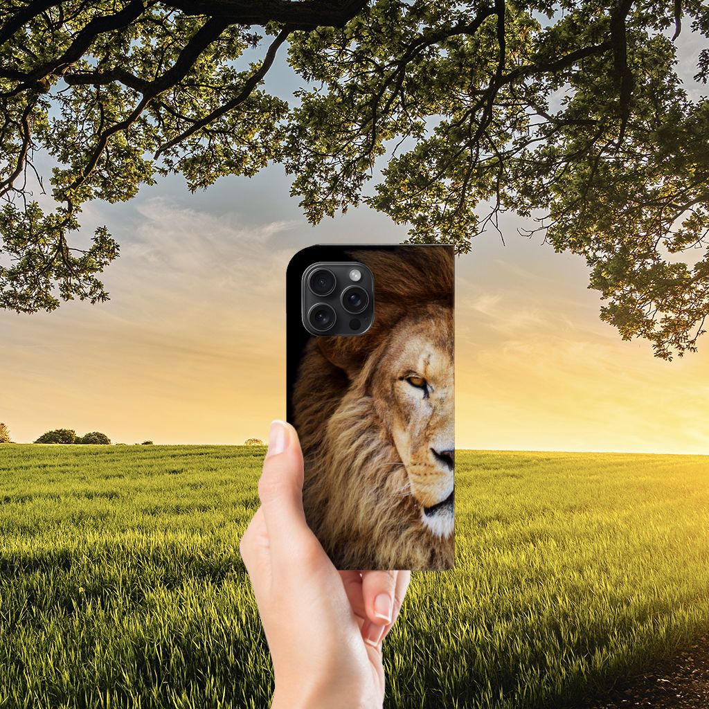 iPhone 15 Pro Max Hoesje maken Leeuw met krachtige leeuw op het ontwerp in zonsondergang 🌅.