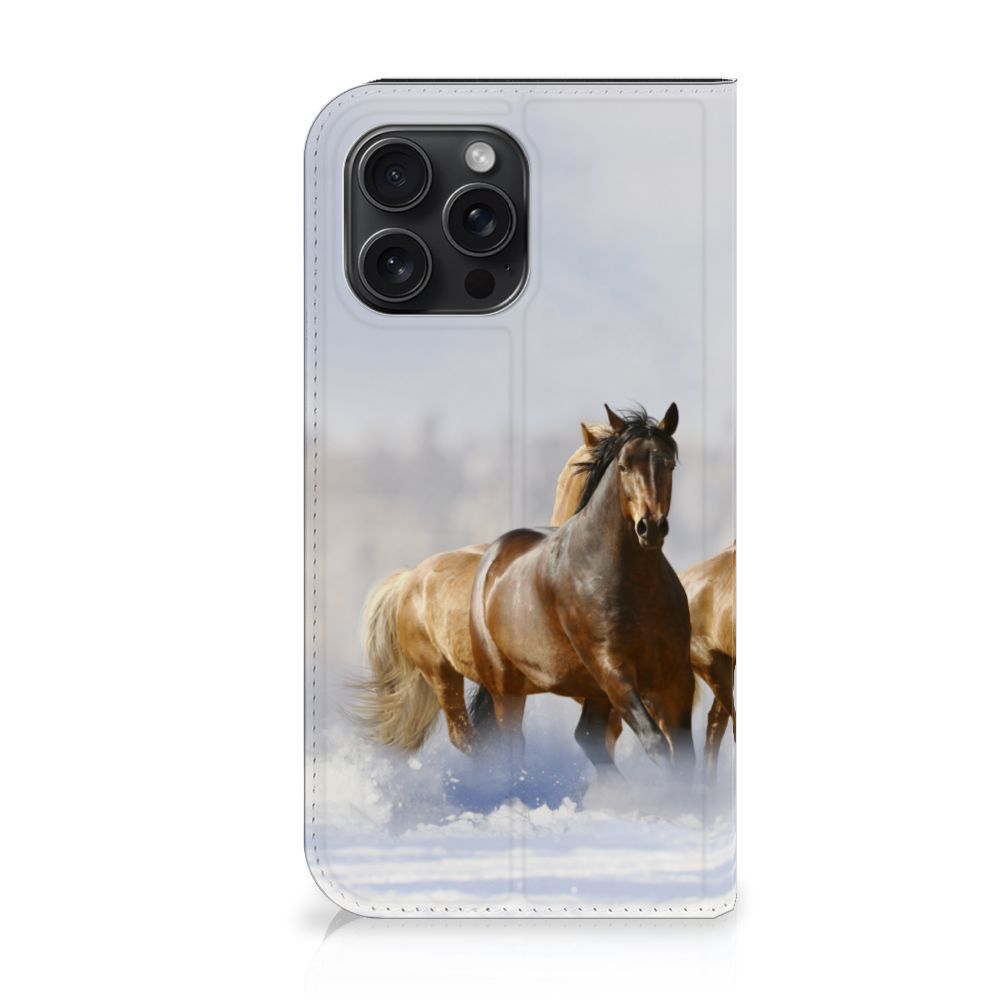 iPhone 15 Pro Max Hoesje maken Paarden met afbeelding van rennende paarden op een mooie achtergrond.