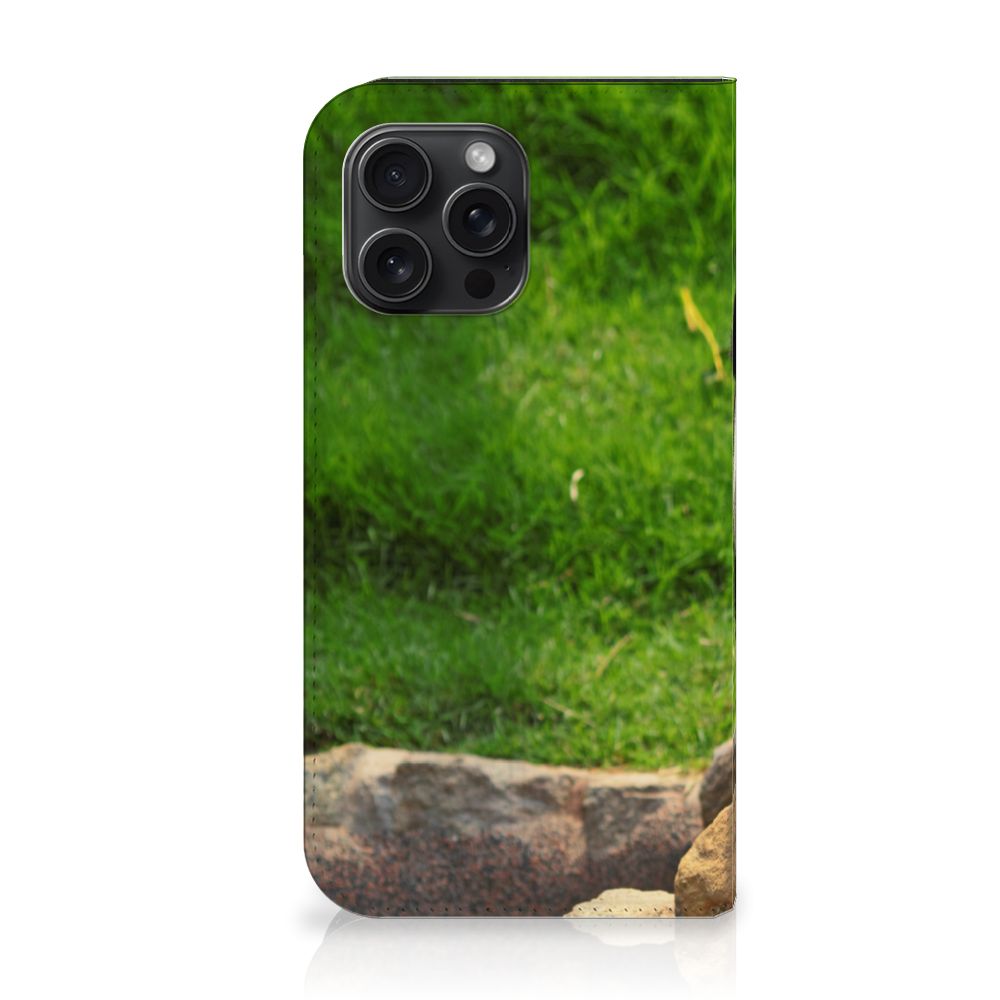 iPhone 15 Pro Max Hoesje maken Panda met een schattig design van een panda op een groene achtergrond.