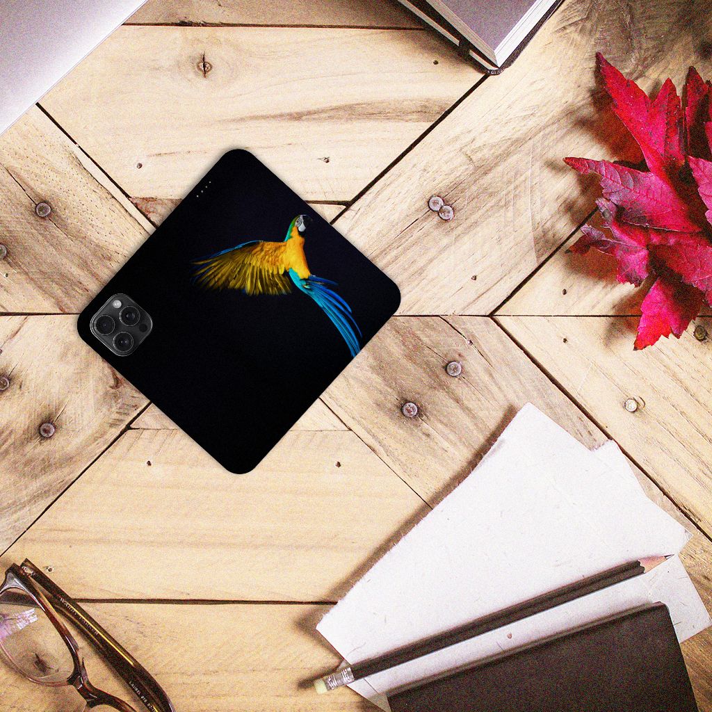 iPhone 15 Pro Max Hoesje maken Papegaai met kleurrijke papegaai op zwarte achtergrond, perfect voor bescherming 📱
