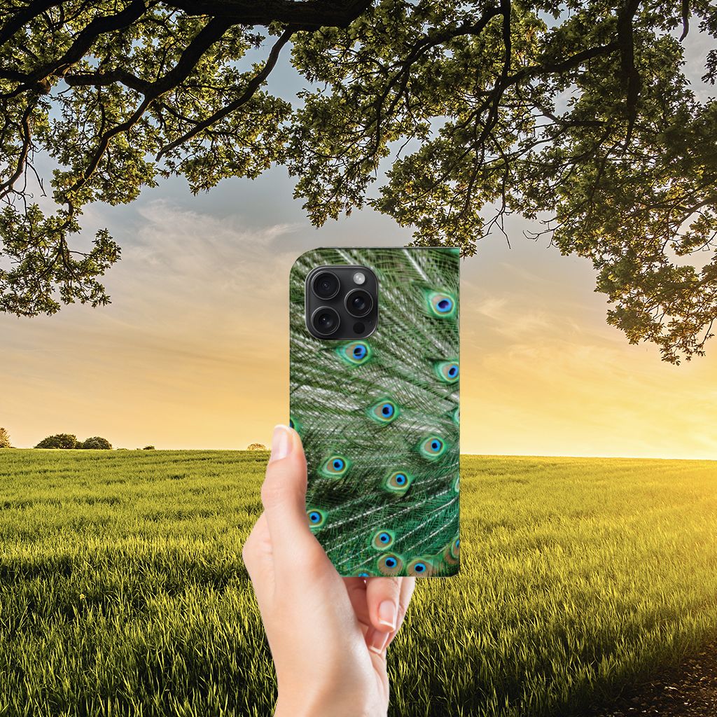 iPhone 15 Pro Max Hoesje maken Pauw met prachtig pauwenveren design in een natuurlijke setting 🌿